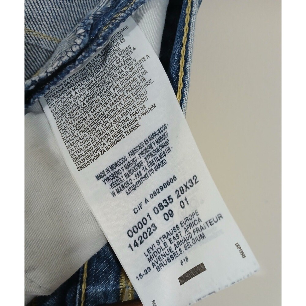 Vintage Levis Engineered Twisted Jeans Buckle Back Tag 28x32 - Picture 8 of 8